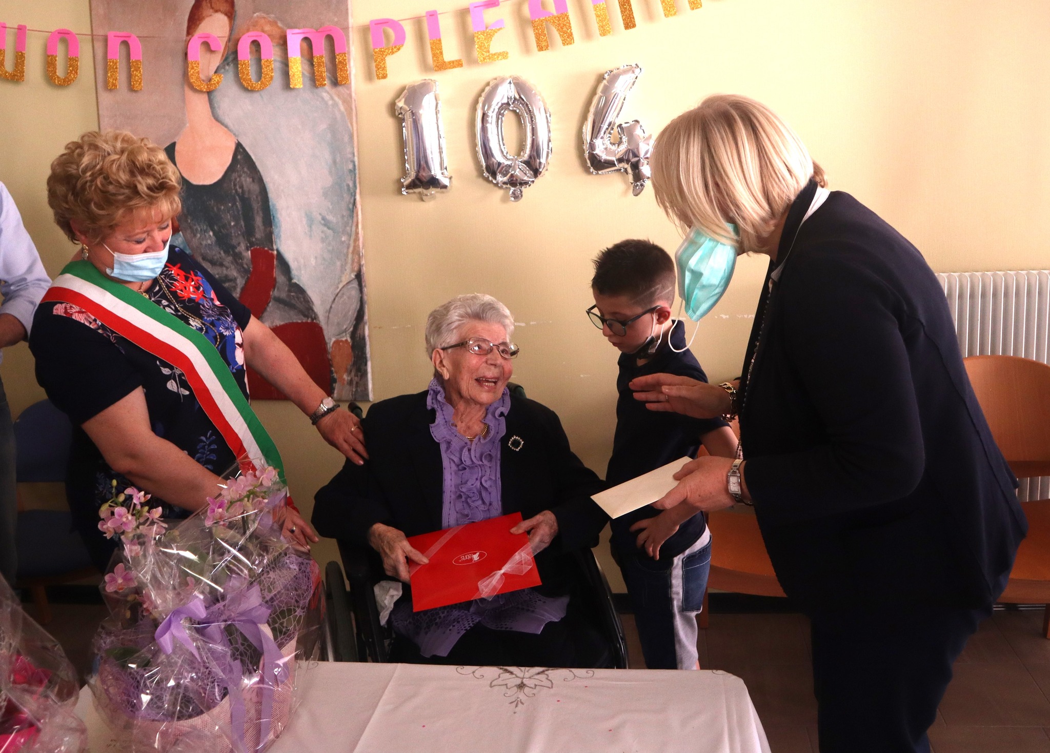 Santa Cagnato compie 104 anni: grande festa con figli, nipoti e pronipoti